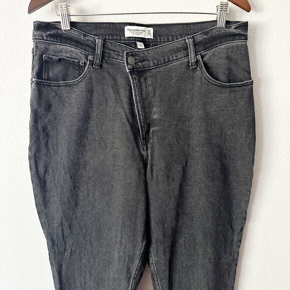 Abercrombie & Fitch The 90s Slim Straight Jean Ultra High Rise size 32/14 SHORT - Picture 3 of 13